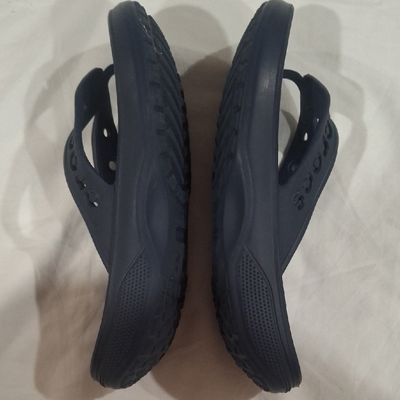 CROCS Unisex  Dark Blue Flip Flops Size M-10 W-12 - Picture 6 of 10